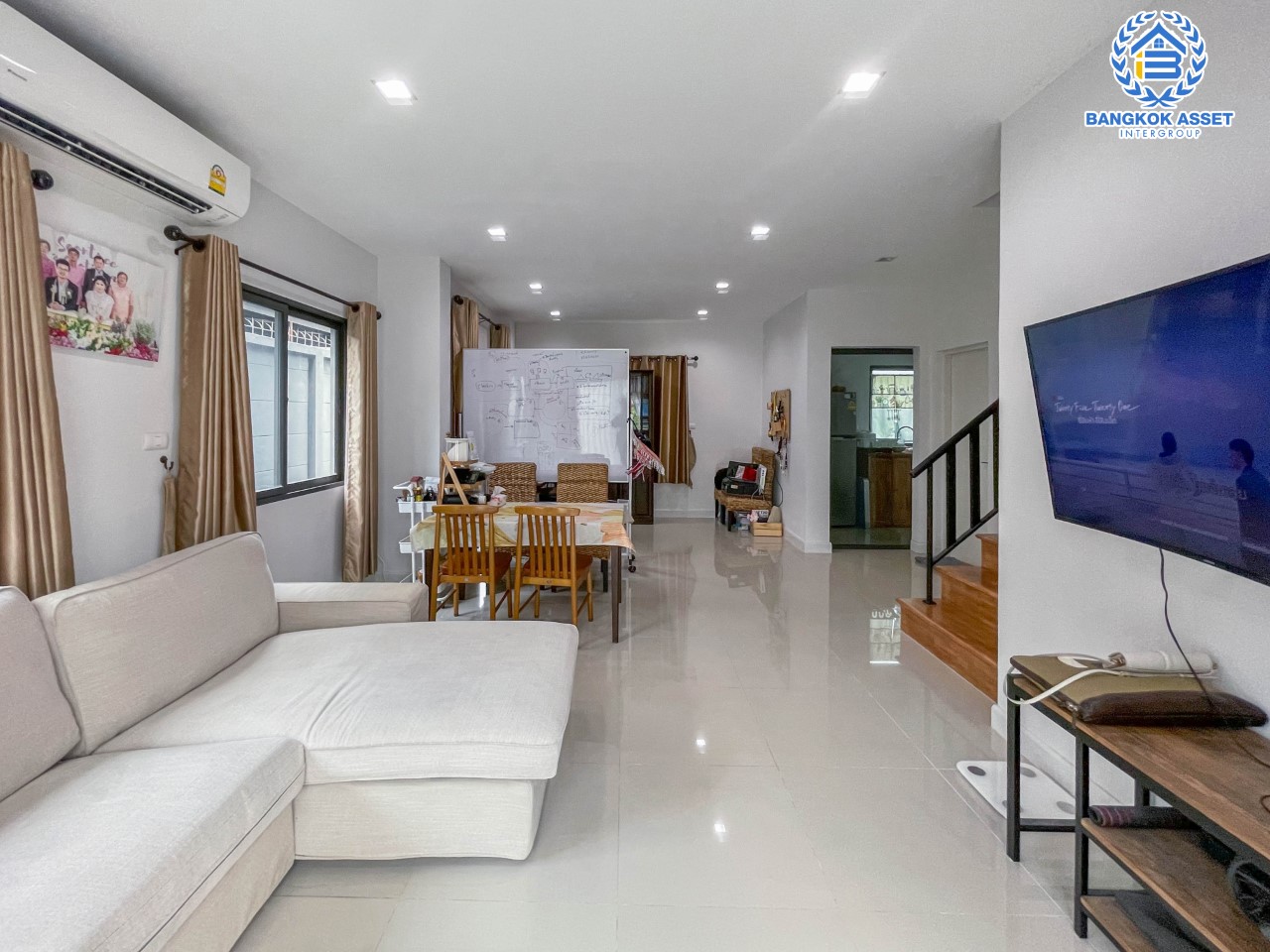 *****บ้านแฝดมือสอง โครงการ เวนิว ติวานนท์-รังสิต หลังมุม เนื้อที่ 43.5 ตร.ว. บ้านสวยตกแต่งพร้อมอยู่ ฟังก์ชัน 3 ห้องนอน 3 ห้องน้ำ จอดรถได้ 2 คัน ภายในบ้านสภาพดีมาก บิ้วท์อินครัวเคาน์เตอร์พร้อมใช้งาน ทำเลดี ใกล้รถไฟฟ้าสายสีแดง "สถานีรังสิต" ทางด่วน "ศรีสมาน" และ "ศรีรัช"